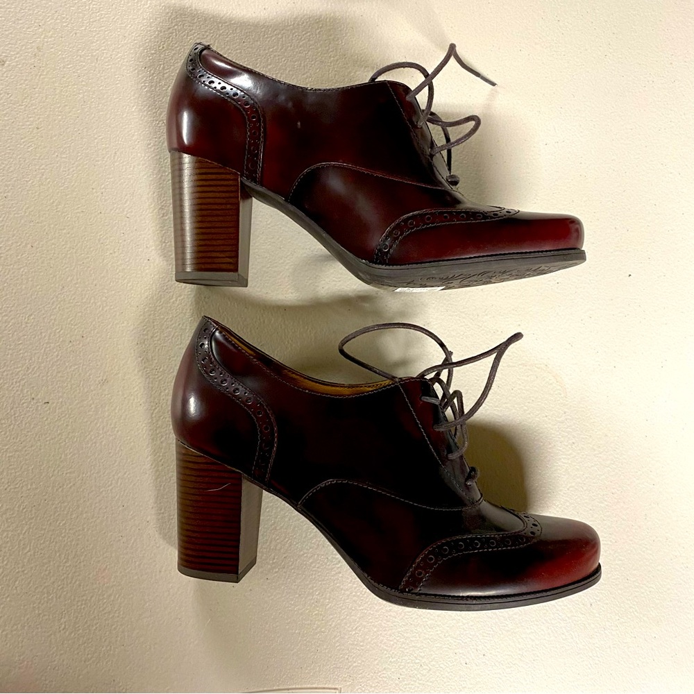 Clarks red leather oxfords women’s size 9.5